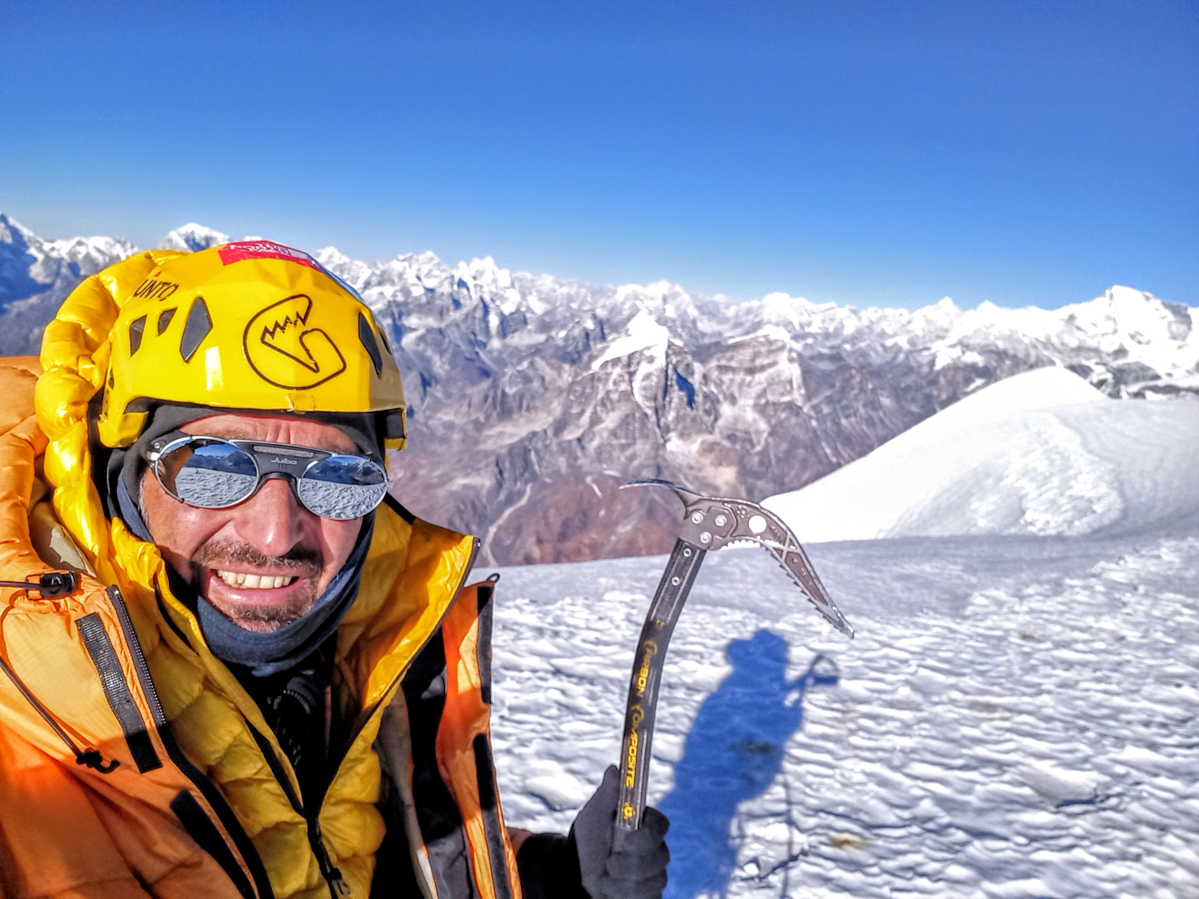 Solo kış tırmanışı neticesinde Amadablam zirvesinde. 6856 m. 2021